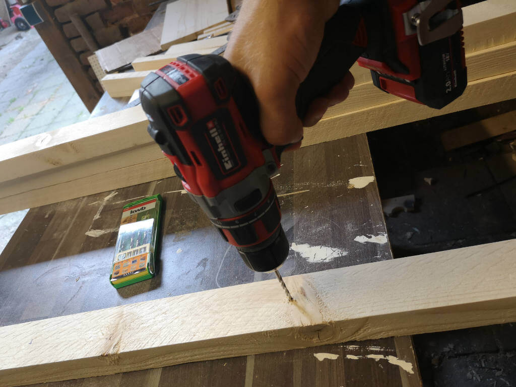 Drill a hole with the cordless screwdriver